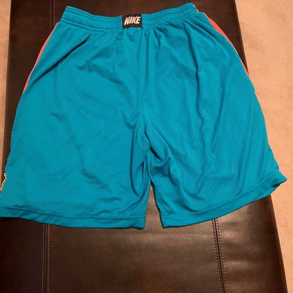 Nike Live Strong Shorts - Picture 2 of 3
